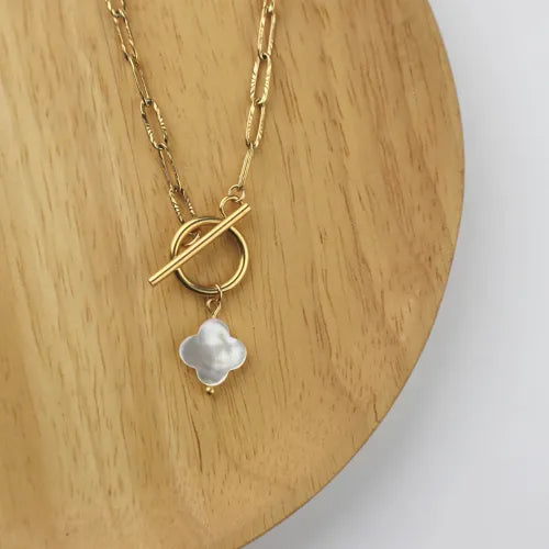Détail pendentif trèfle nacre collier - By Hélène