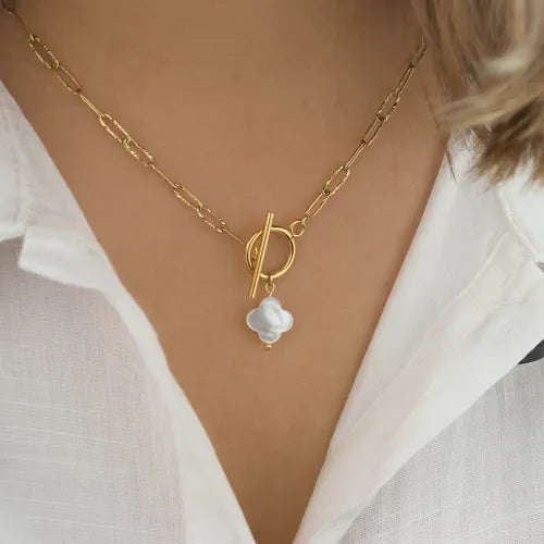 Collier fermoir T pendentif trèfle nacre - By Hélène