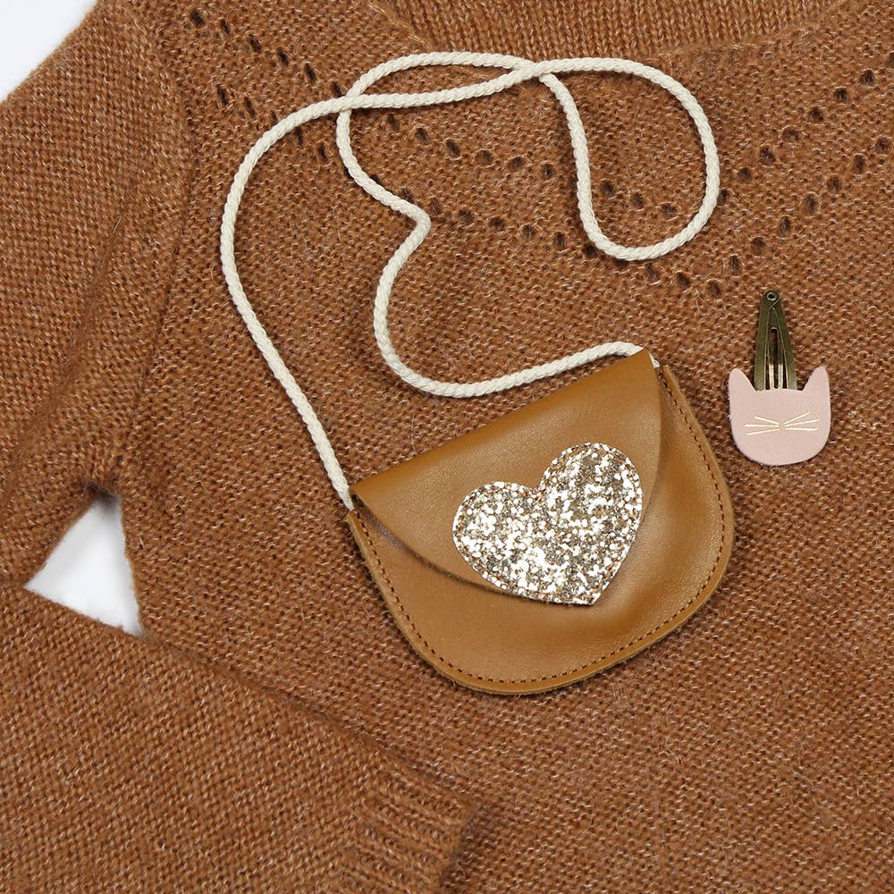 Détail cœur paillette doré sac cuir enfant - By Hélène
