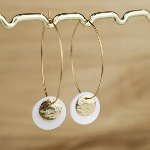 Boucles d'oreilles créoles nacre dorée portées - By Hélène