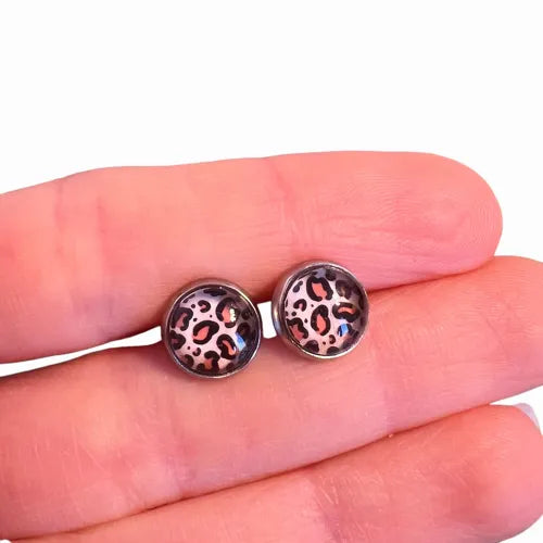 Boucles d'oreilles puces léopard enfant vue rapprochée - By Hélène