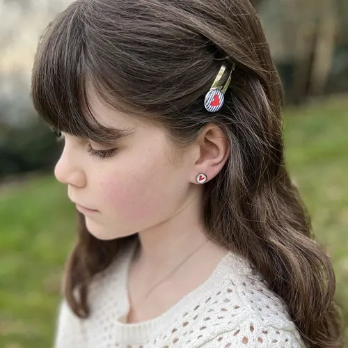 Puces oreilles cœur rouge enfant portées - By Hélène
