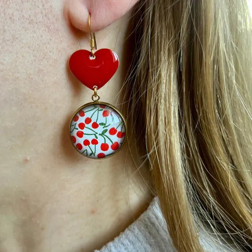 Boucles d'oreilles cerises portées vue de face - By Hélène