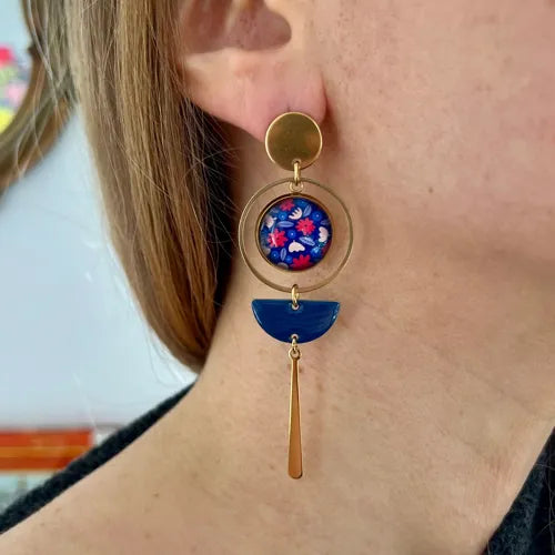 Boucles d'oreilles asymétriques portées - By Hélène